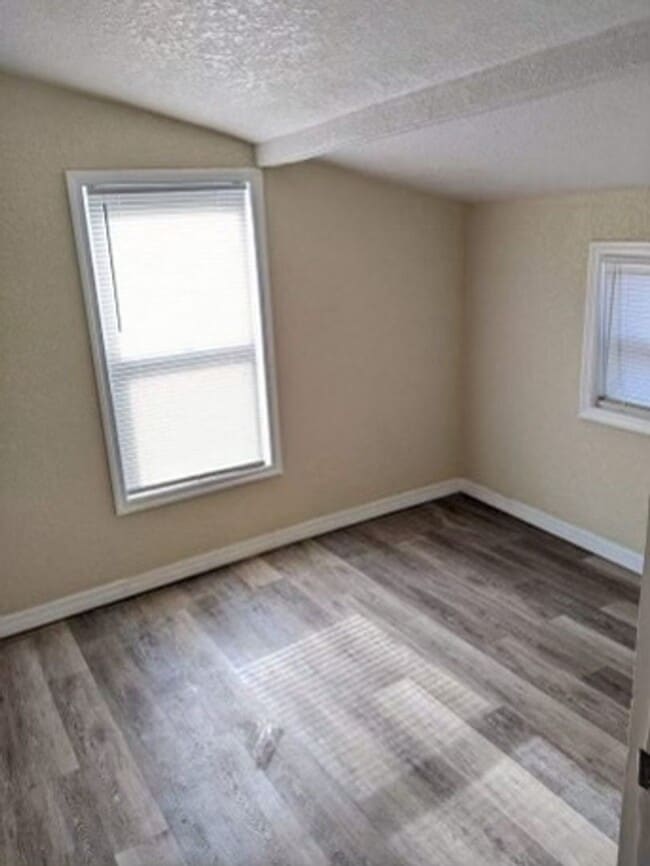 Building Photo - MOVE IN SPECIAL - Corner lot 1 Bed/ 1 Bath...