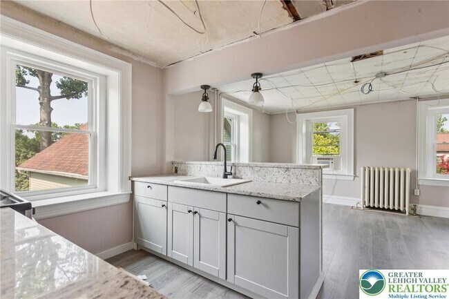 Building Photo - 313 Edgewood Dr