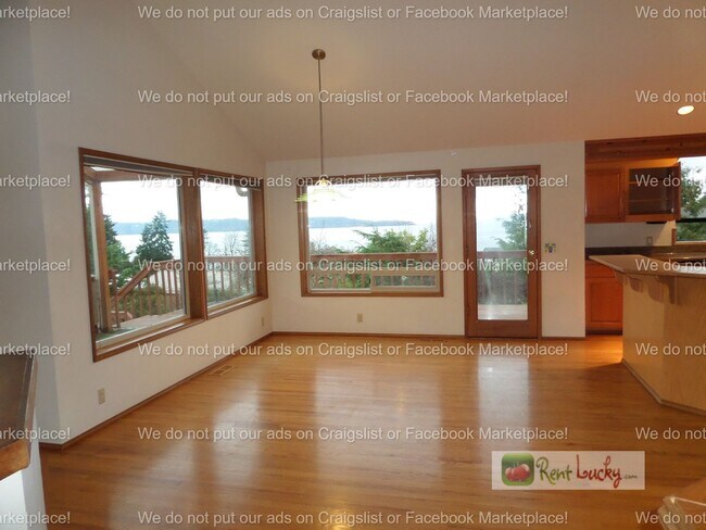 Building Photo - INCREDIBLE VIEWS!! Large 2-Bedroom + Den Duplex with 3-Car Garage in Fantastic Federal Way Neighb...