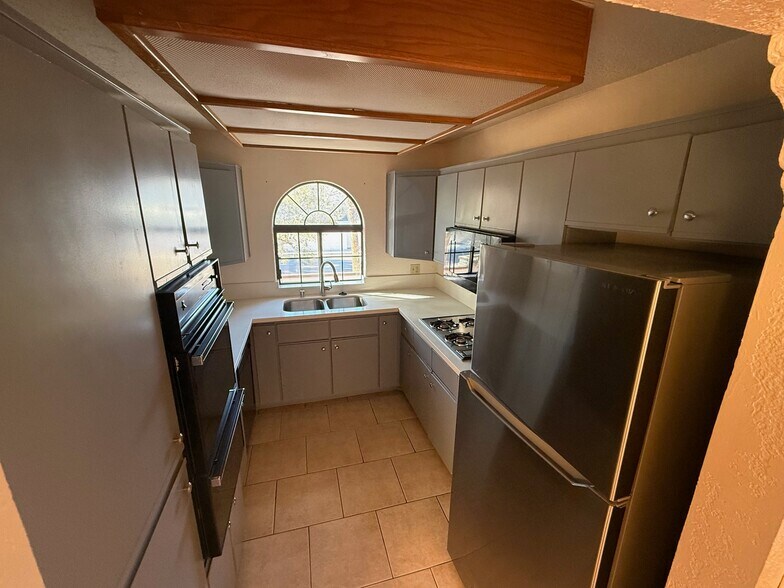 Building Photo - 1409 Santa Margarita St