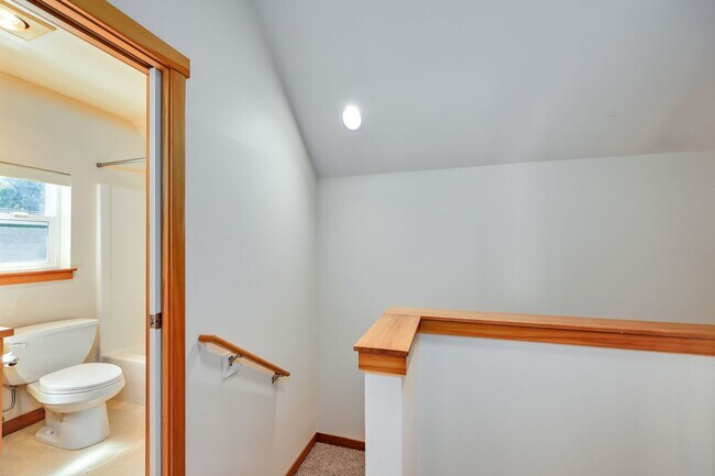 Building Photo - August Rent 50% Off  - Courtyards Condominium unit in Town