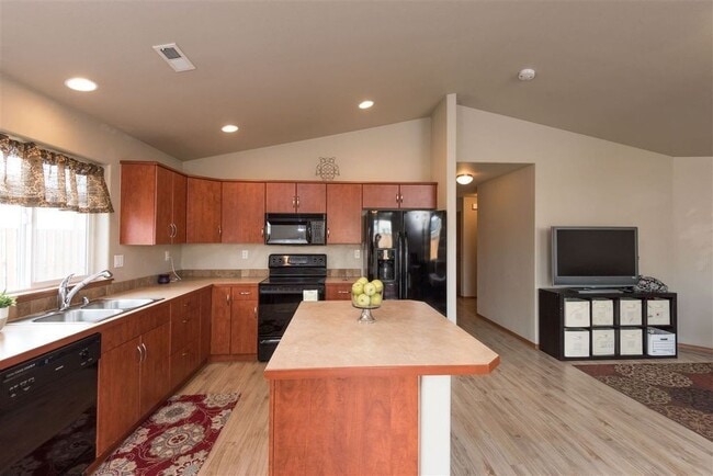 Building Photo - Charming and Bright 3 Bed, 3 Bath Home in ...