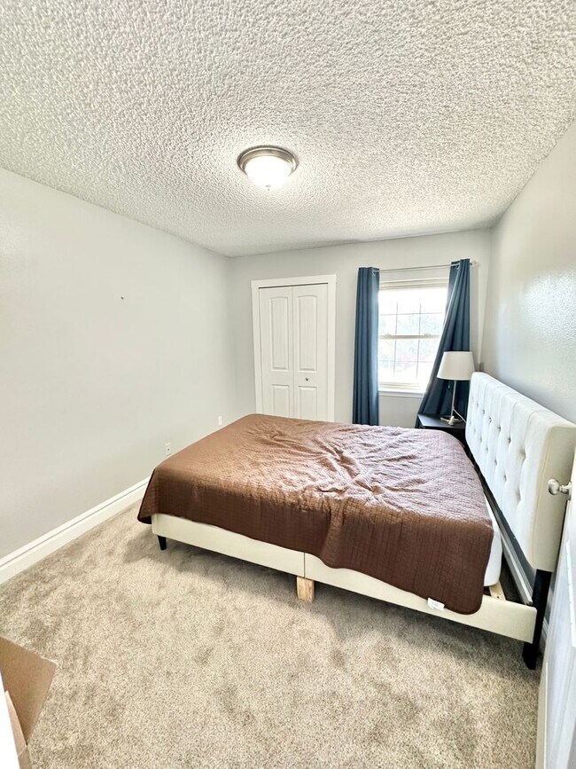 Building Photo - Move in ready home in 80918!