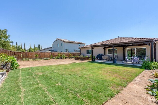 Building Photo - 4 Bed 2 Bath