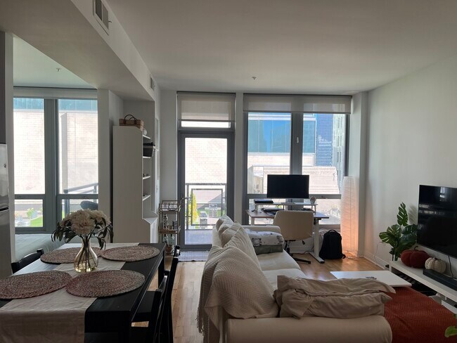 Building Photo - 565 W Quincy St