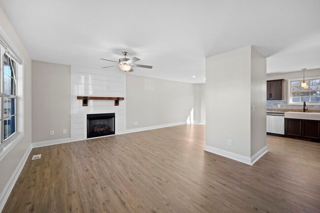 Building Photo - 1385 Sussex Dr