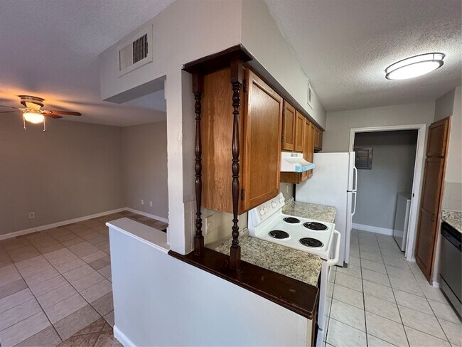 Building Photo - 7400 Bellerive Dr