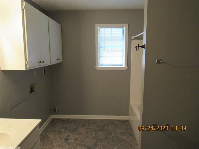 Building Photo - 409 Farris Rd