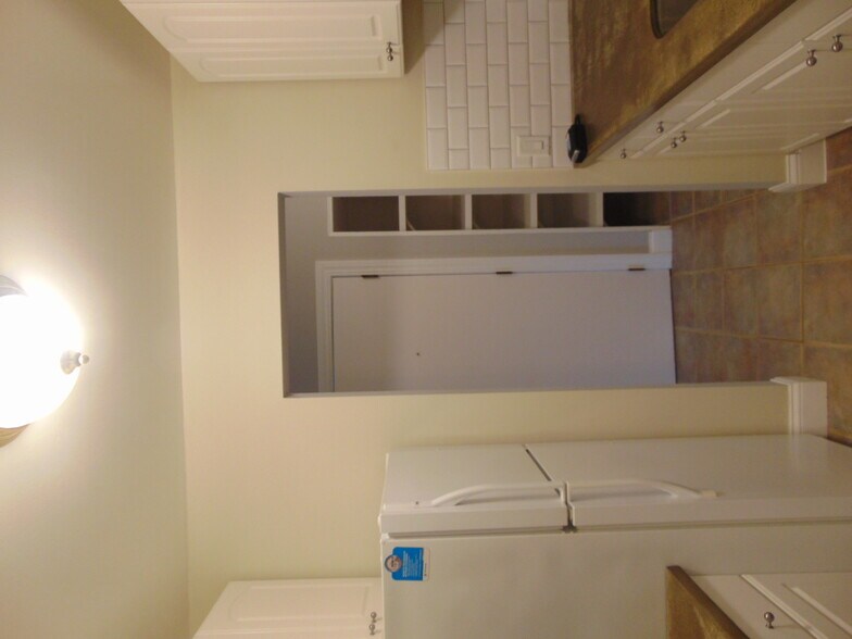 Building Photo - 683 E Fox Hills Dr