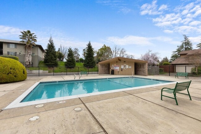 Building Photo - Beautifully Updated Townhouse in Madison V...