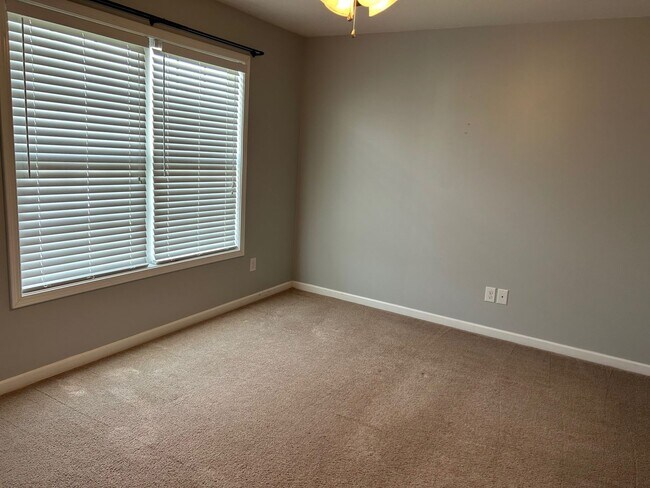 Building Photo - 3 Bedroom/2.5 Bath Home Kingsport, TN