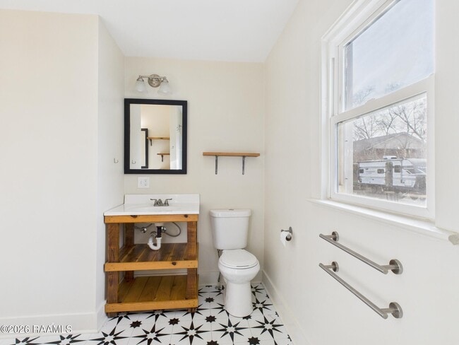 Building Photo - 528 St Julien Ave