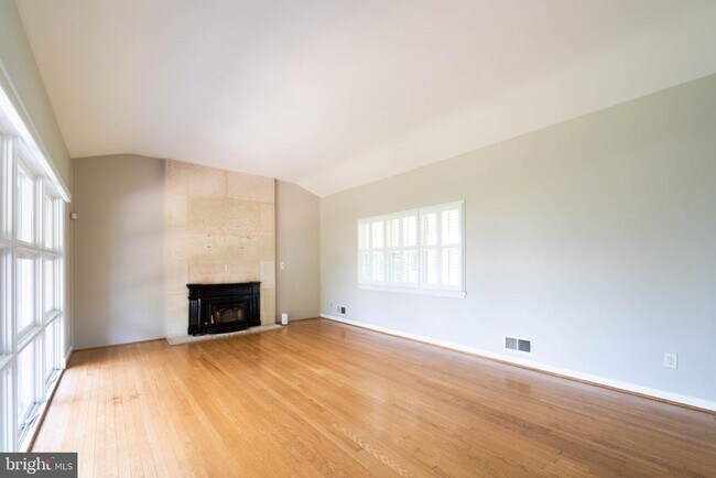 Building Photo - 610 Valley Brook Dr