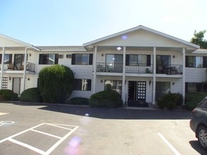 Building Photo - Colonial Manor