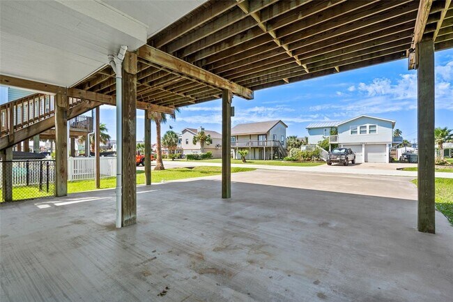 Building Photo - 3923 Reeves Dr
