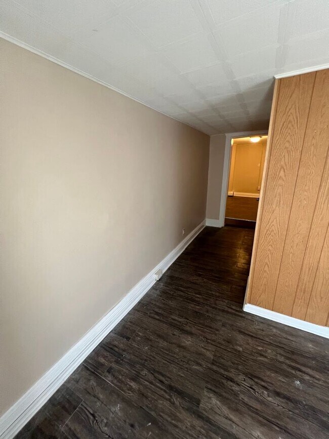 Building Photo - Charming 3 Bedroom 2 Bathroom House near RACC