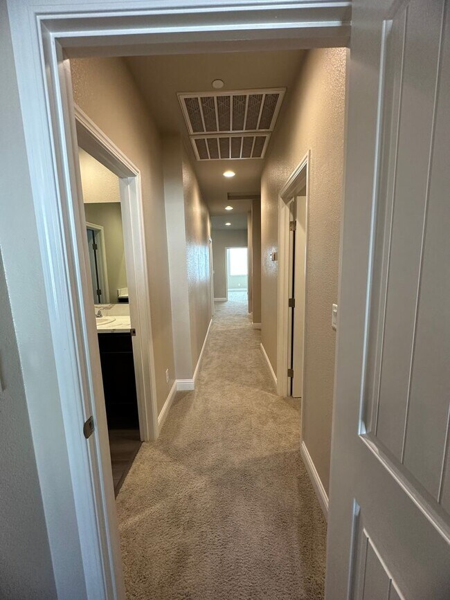 Building Photo - IMMACULANT 4 BEDROOM HOME 2.5 BATHROOM IN SALT CREEK