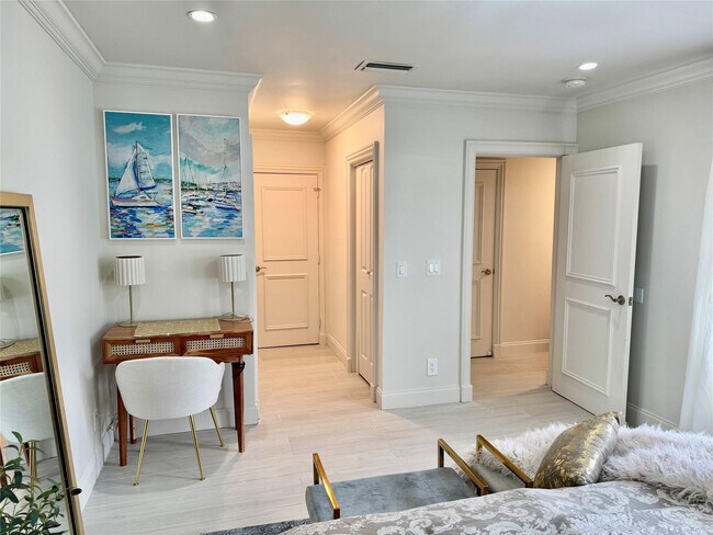 Building Photo - 1010 NE 8th Ave