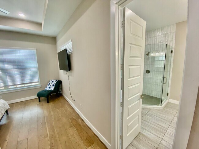 Building Photo - 303 Queen Sude Ln