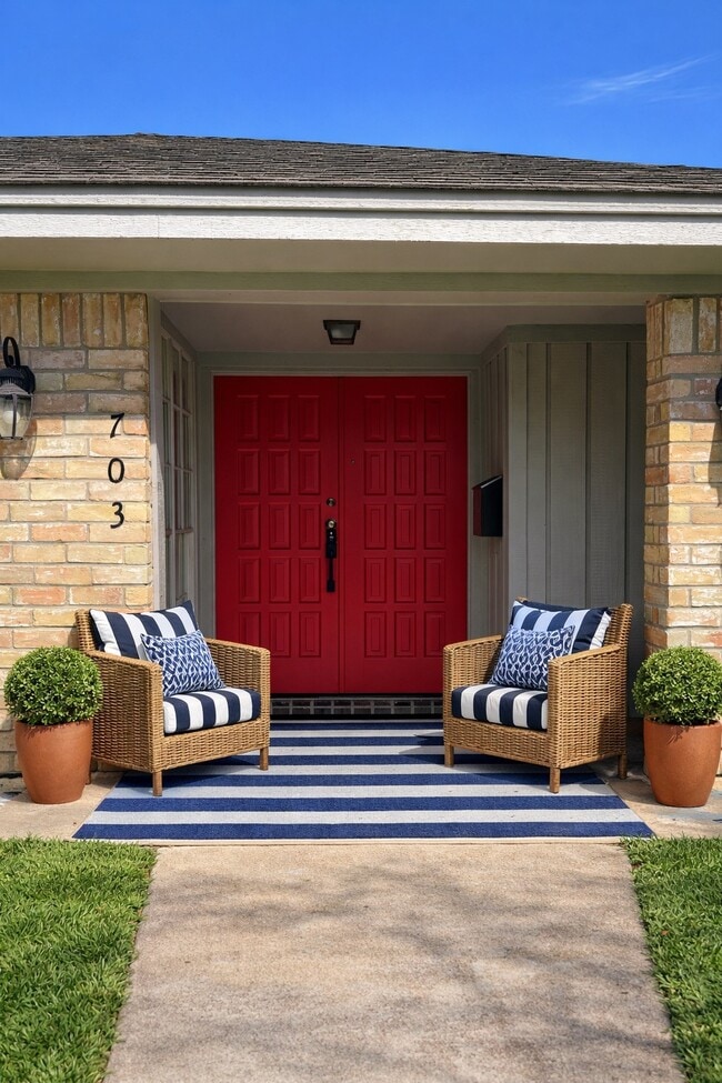 Building Photo - 703 Bayview Dr