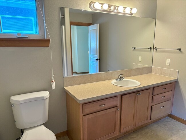 Building Photo - Montavilla 3 bed, 2 1/2 bath house