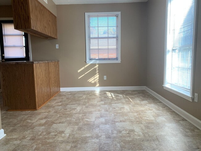 Building Photo - GREAT DUPLEX AVAILABLE NOW