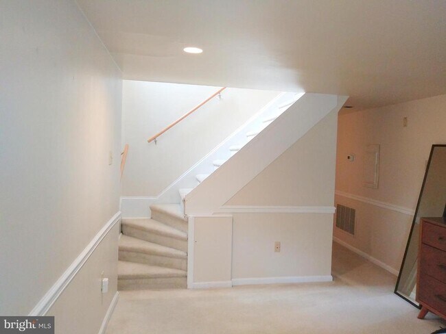 Building Photo - 2043 Mt Vernon St