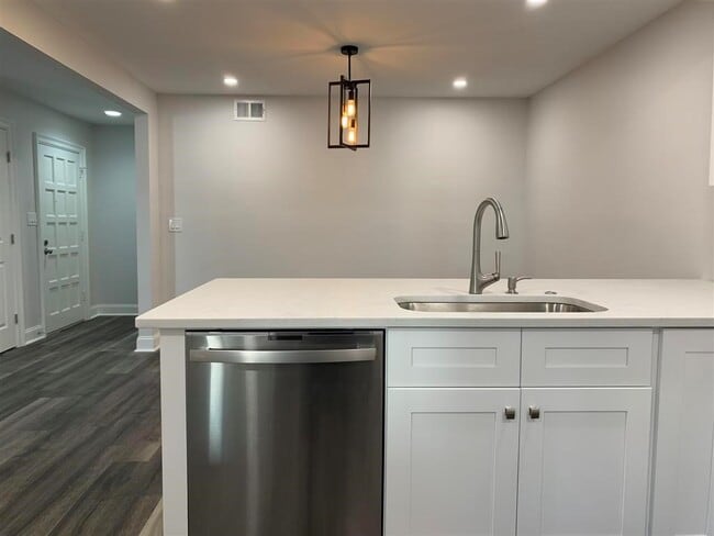 Building Photo - 604 Serramonte Dr