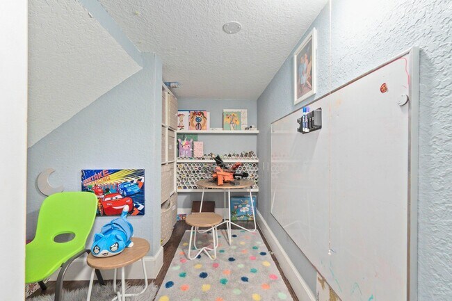 Building Photo - 960 NW Leonardo Cir