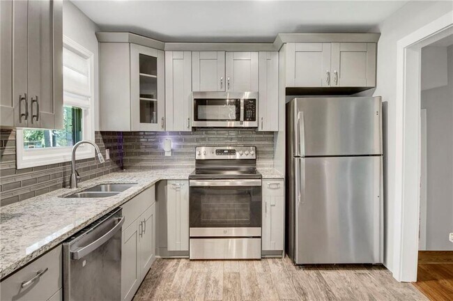 Building Photo - 2692 Rockcliff Rd SE