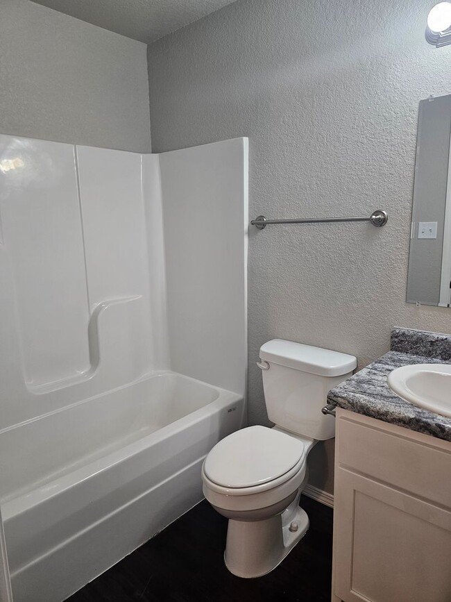Building Photo - Beautiful New Townhomes in Alma!