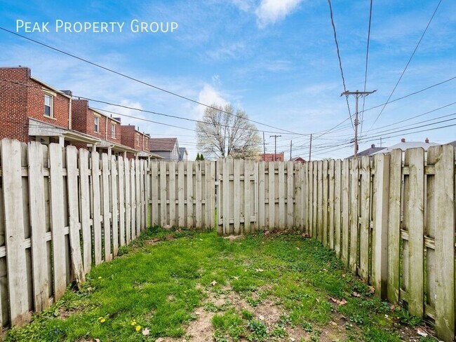 Building Photo - 424 E Mithoff St