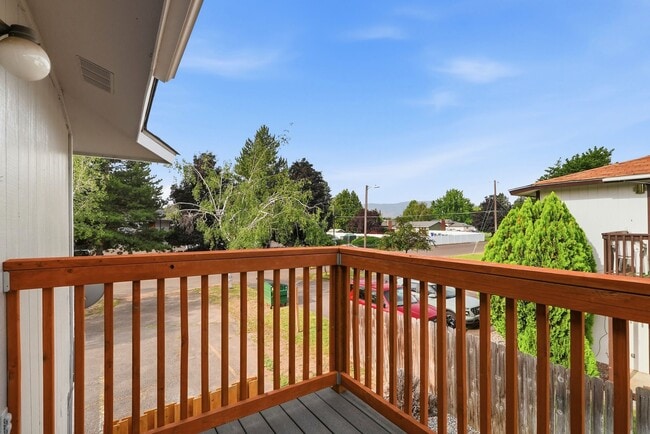 Building Photo - 13121 E Skyview Ave