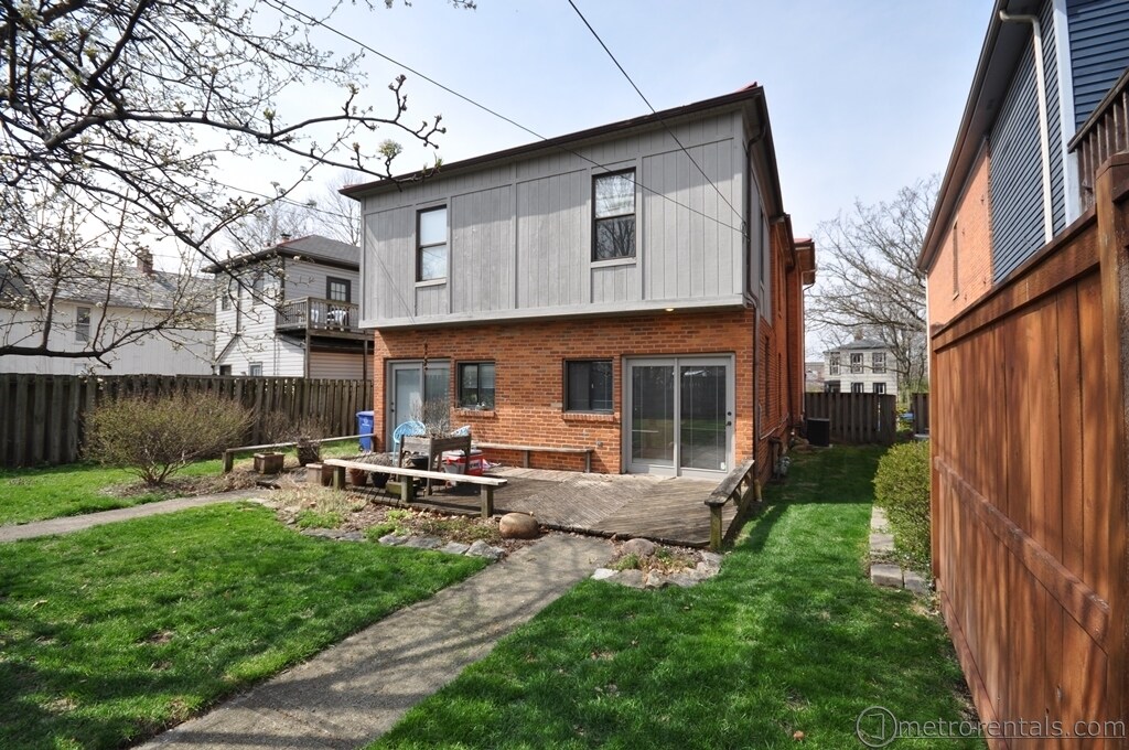 Building Photo - 820 Summit St