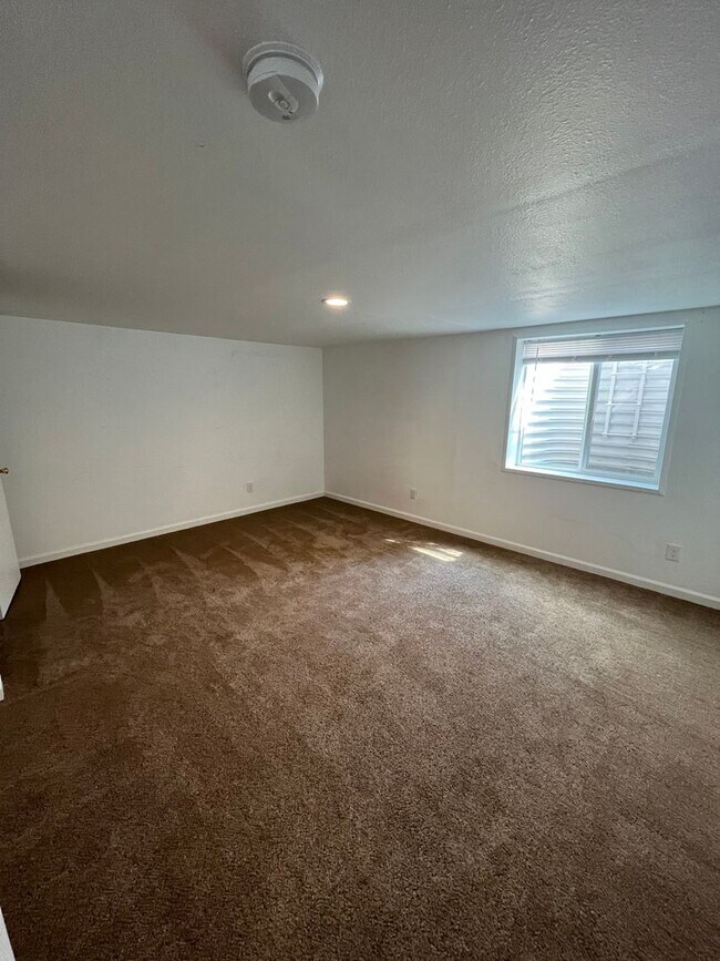 Building Photo - 557-559 E Broad Ave Owner Selling