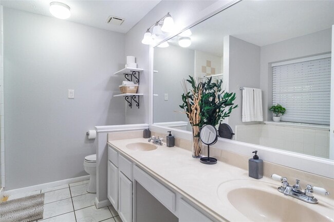 Building Photo - 13414 Creek Springs Dr