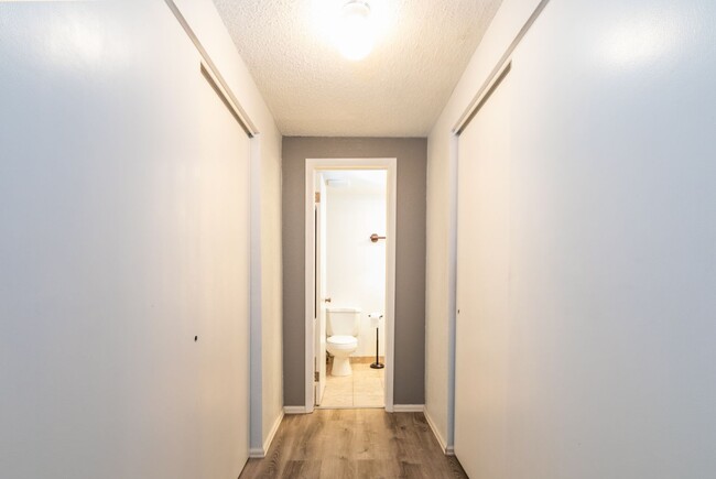 Building Photo - Modern 1-Bedroom Condo in Cottonwood Villa...