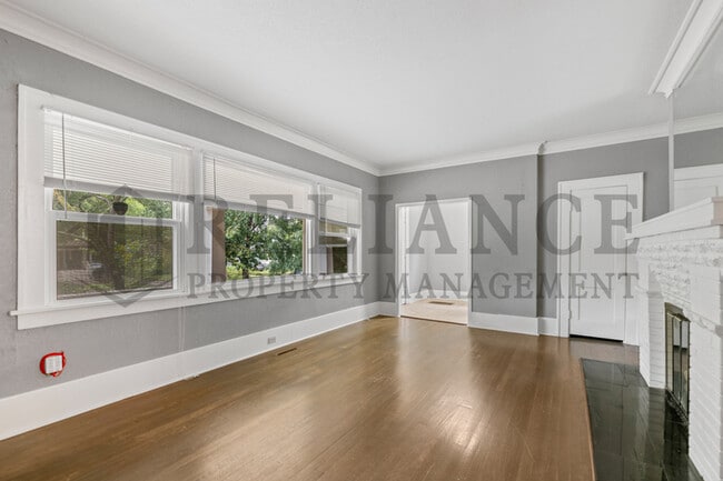 Building Photo - 332 N Rutan St