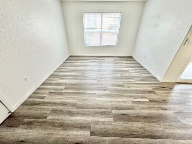 Building Photo - 2 Bedroom, 2 Full Bath Newly Renovated Con...
