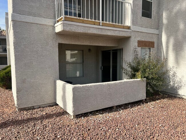 Building Photo - Lower level 2 bedroom close to pool.