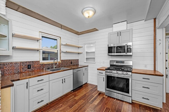 Building Photo - Meticulously UpdatedComstock Rancher!