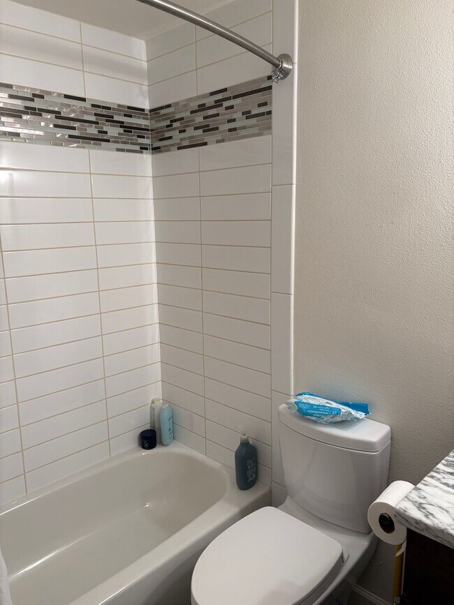 Building Photo - Stunning 4 bed 3.5 Bath Home in Wonderland Hills Walking Distance to Wonderland Lake. Rent Furnis...