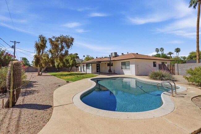 Building Photo - 6819 E Paradise Pkwy