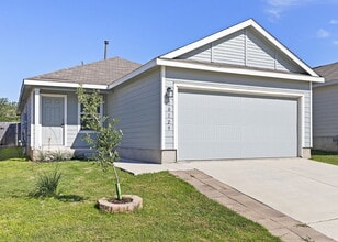 Building Photo - "Gorgeous 3-Bedroom Home with 2 Full Baths in San Antonio's Serene 1450 Sq Ft Retreat!"