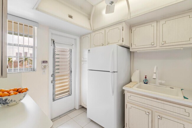 Building Photo - 1333 E Hallandale Beach Blvd