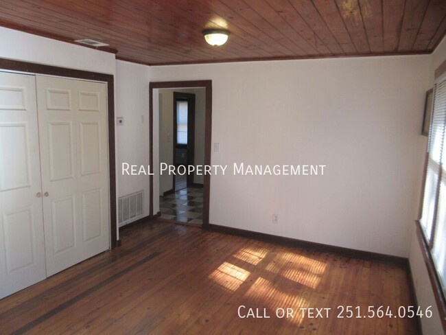 Building Photo - 2 Bedroom 1 Bath Remodeled Home off Moffet...