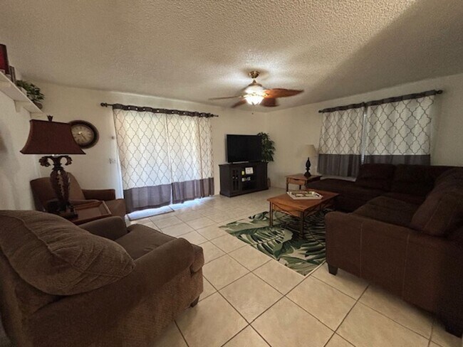 Building Photo - 3 Bedroom - 2 Bath Pool Home