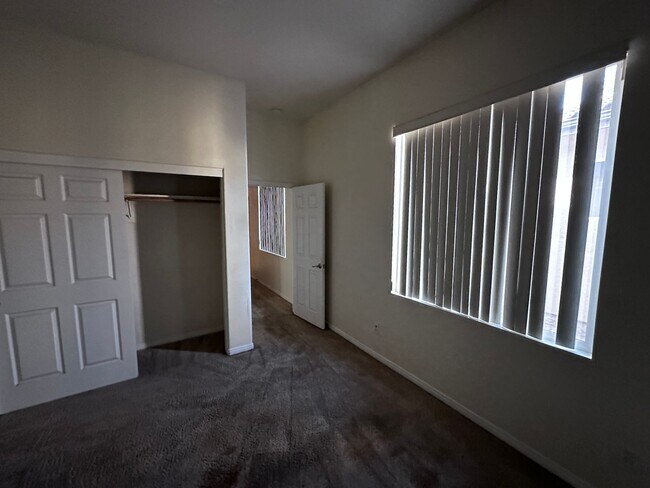 Building Photo - House- River Lakes