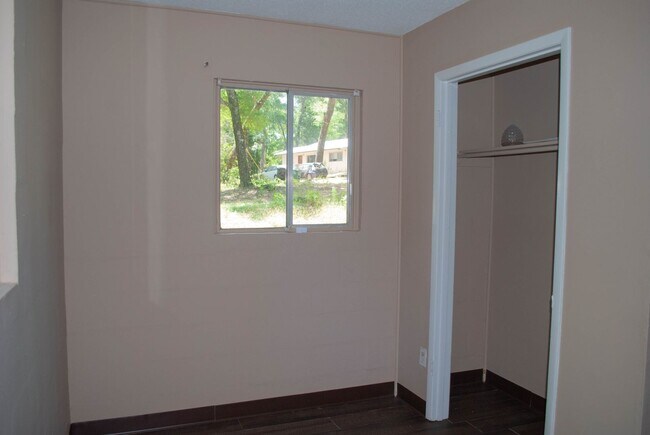 Building Photo - 1 Bed  1 Bath Townhouse For Rent