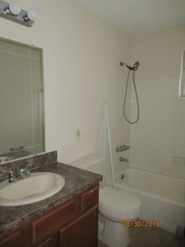 Building Photo - 4 Bedroom 2 Bath in South Daytona